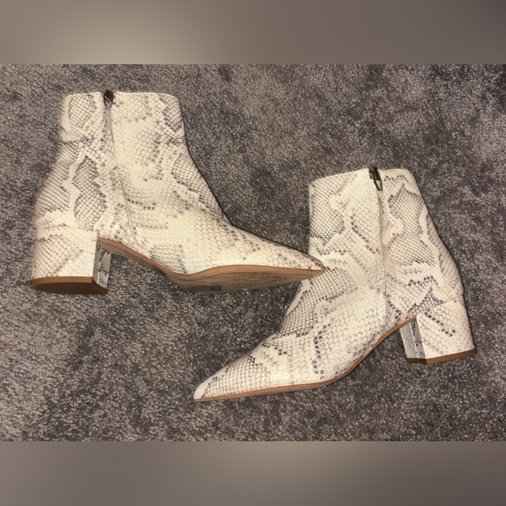 Dolce Vita Women’s 8.5 Snakeskin Ankle Boots - Cream Booties